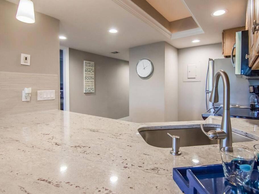 Park Shore Modern Floor 2 Bed 2 Bath *