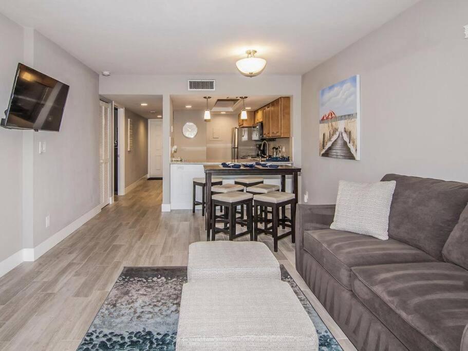 Park Shore Modern Floor 2 Bed 2 Bath * Naples