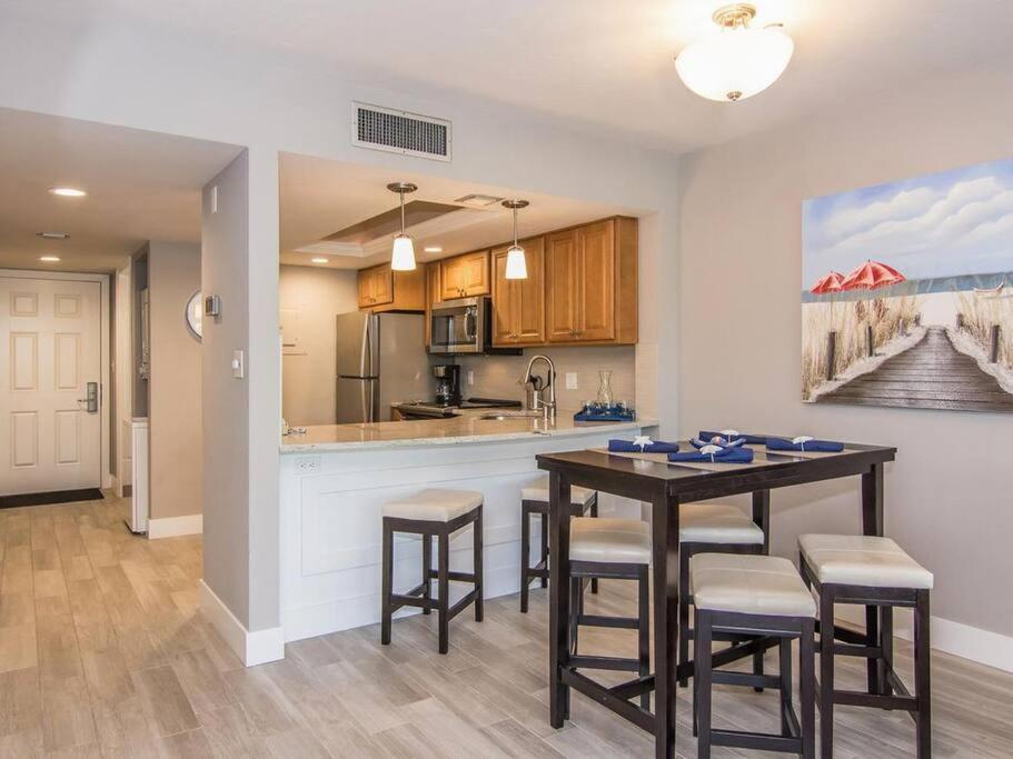 Apartment Park Shore Modern Floor 2 Bed 2 Bath *