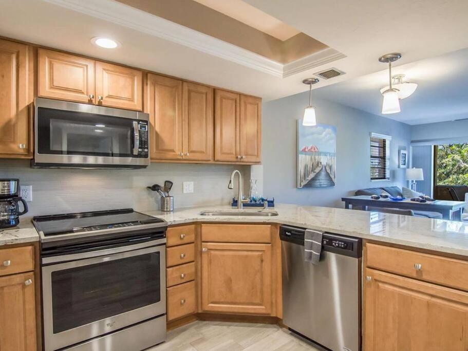 Park Shore Modern Floor 2 Bed 2 Bath *