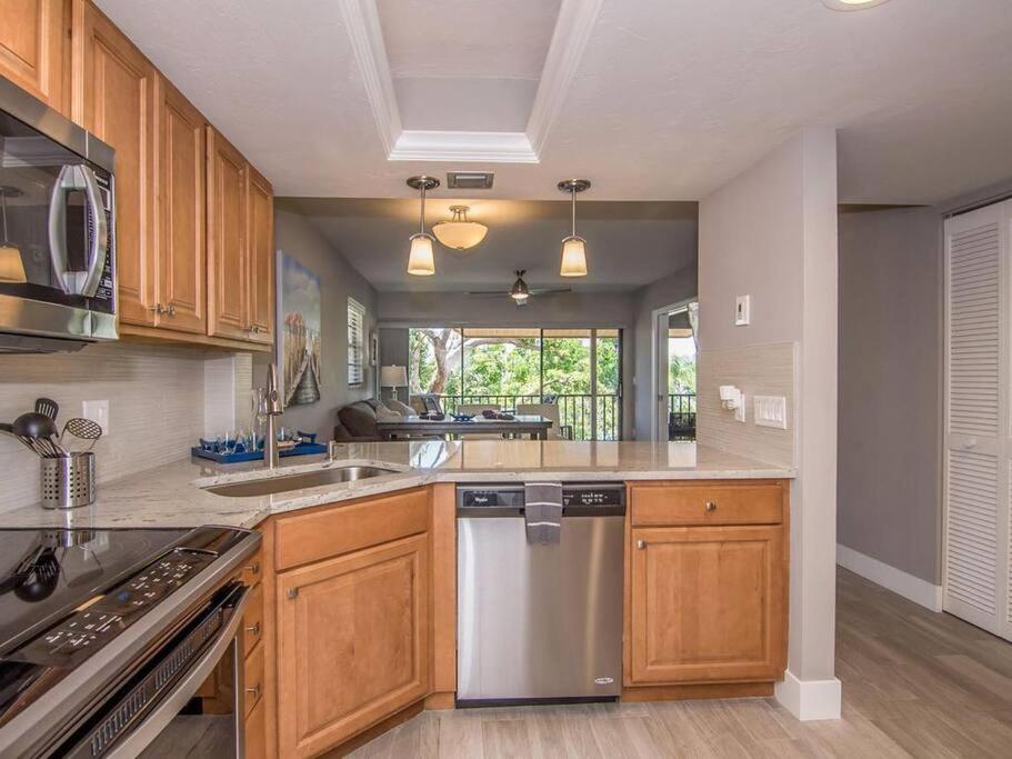 Park Shore Modern Floor 2 Bed 2 Bath *