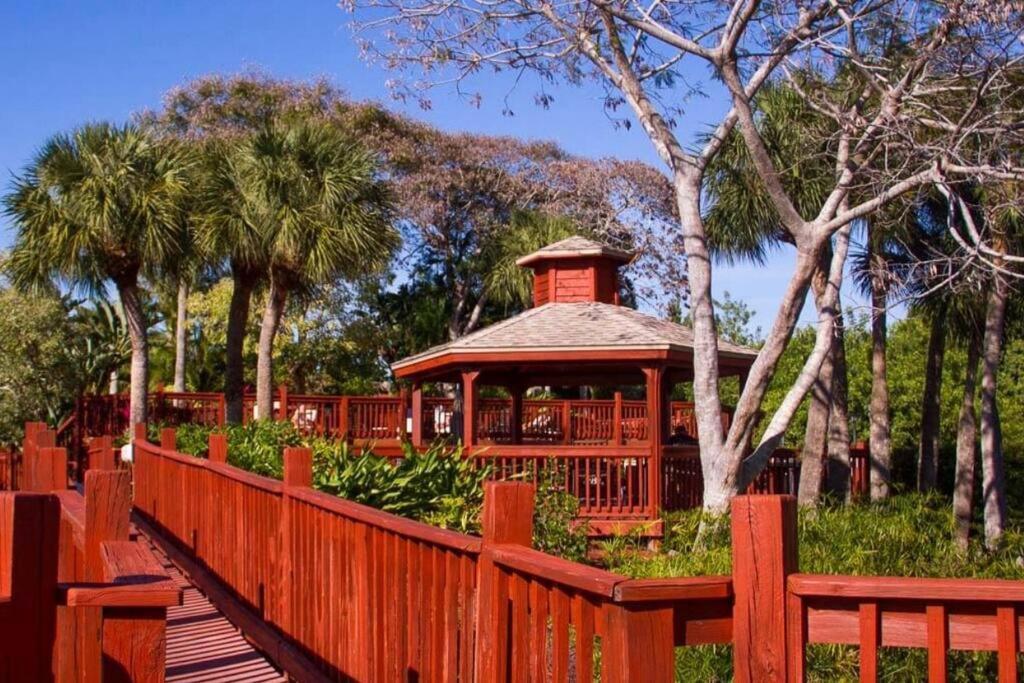Park Shore Modern Floor 2 Bed 2 Bath Apartment *