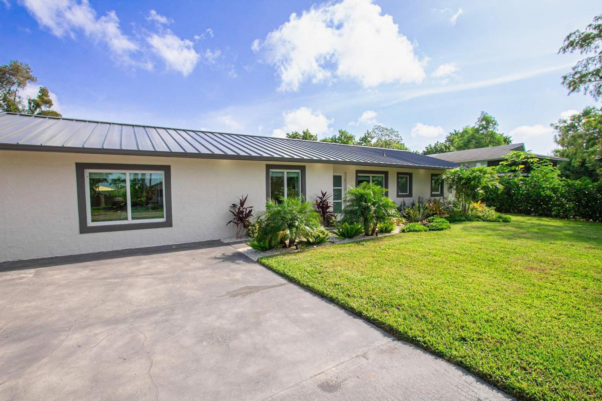Escape With Furnished Patio And Private Pool! Holiday home *