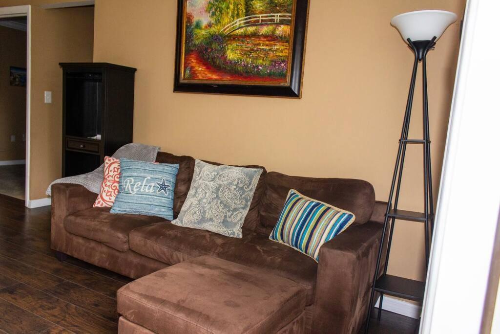 Apartment 5 O'clock Somewhere Near With Fenced Doggie Area