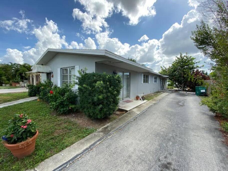 Coastal Home,walk,bike To Beach,large Fenced Yard, Large Driveway Apartment *