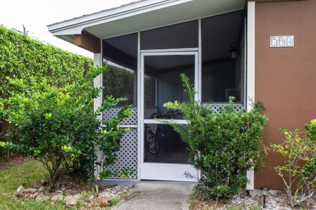 Apartment 5 O'clock Somewhere Near With Fenced Doggie Area *