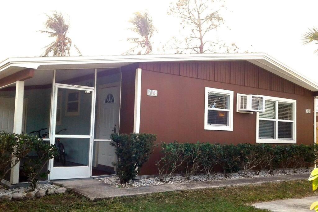 5 O'clock Somewhere Near With Fenced Doggie Area Apartment Naples