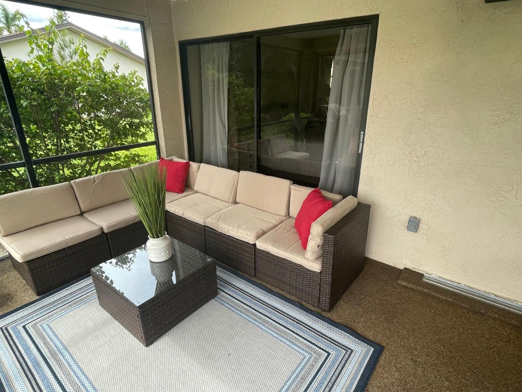 Beautiful Pool Close To And 5th Avenue Naples