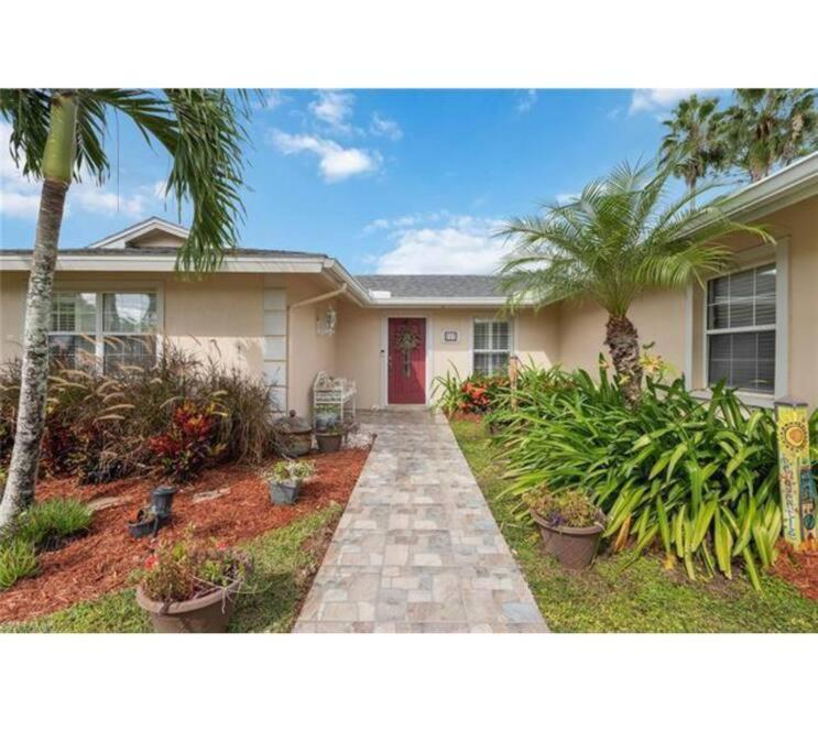 Single House With A Heated Pool In North Naples