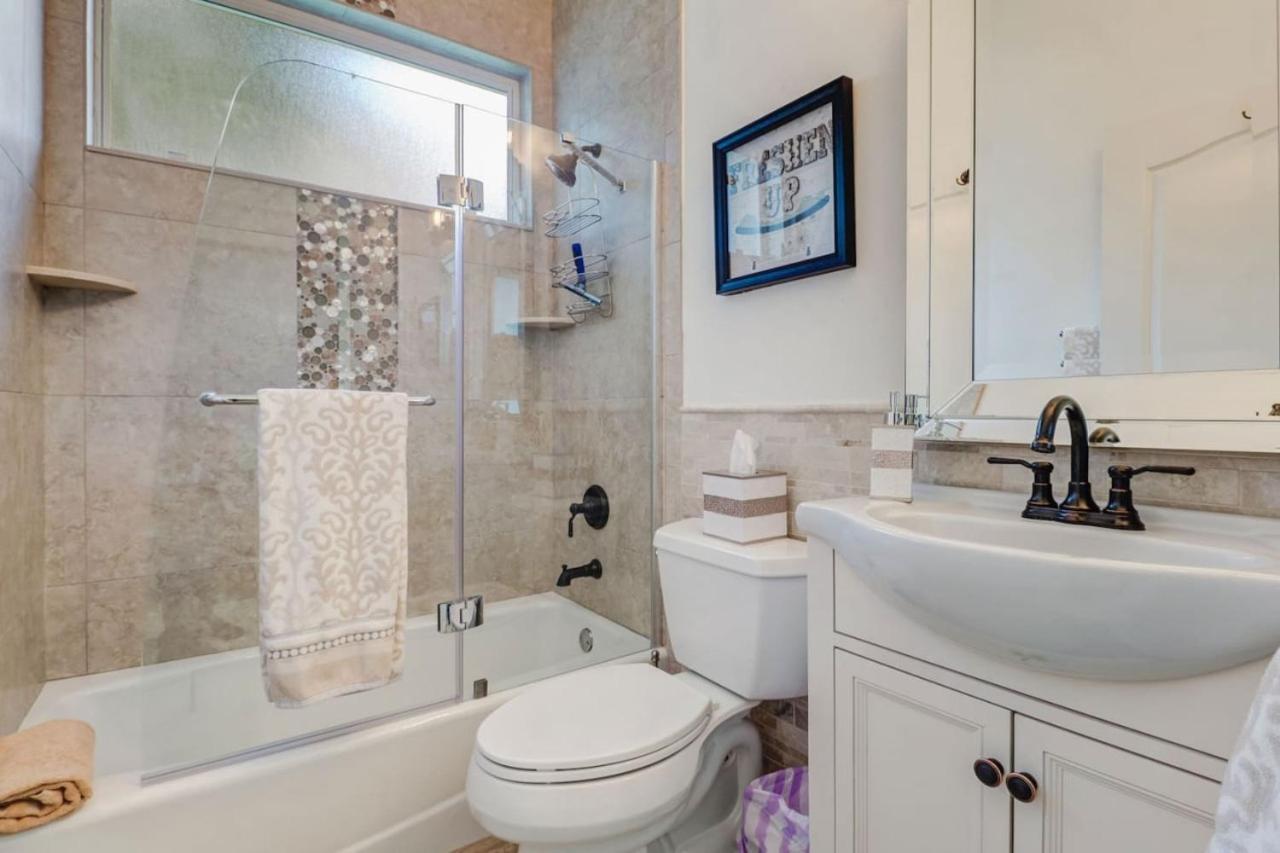 Sunshine Days Stunning Pool Home. Gated Community Naples