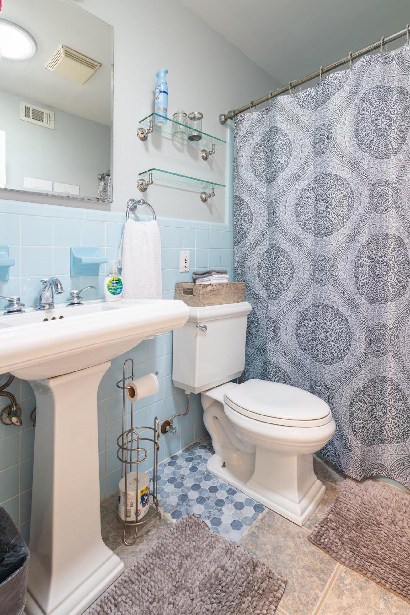 Comfy 3 Bedroom With Parking & Close To Everything *