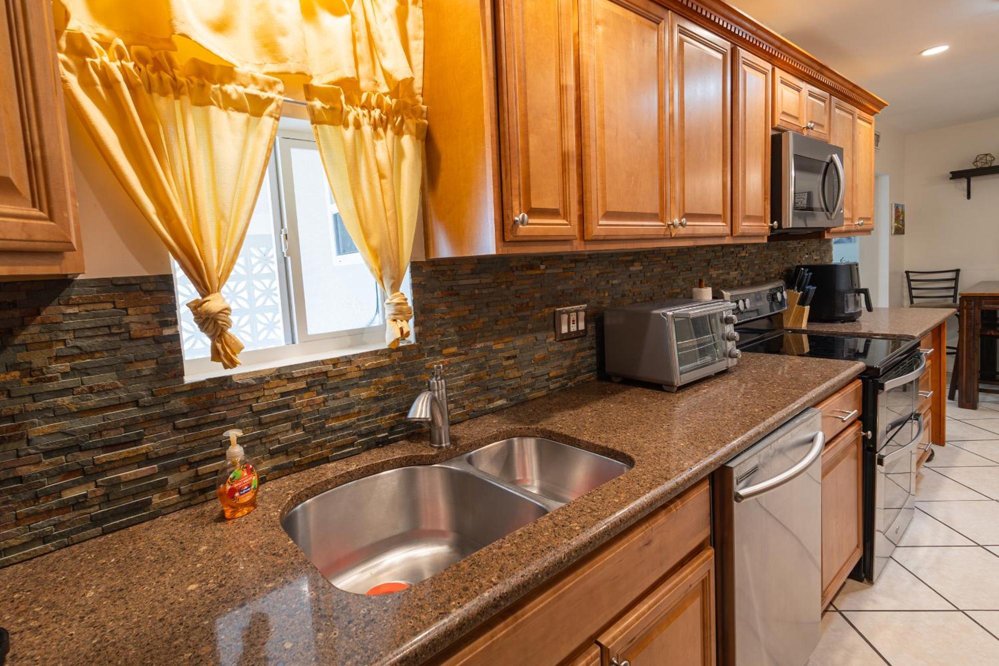 Comfy 3 Bedroom With Parking & Close To Everything * Naples