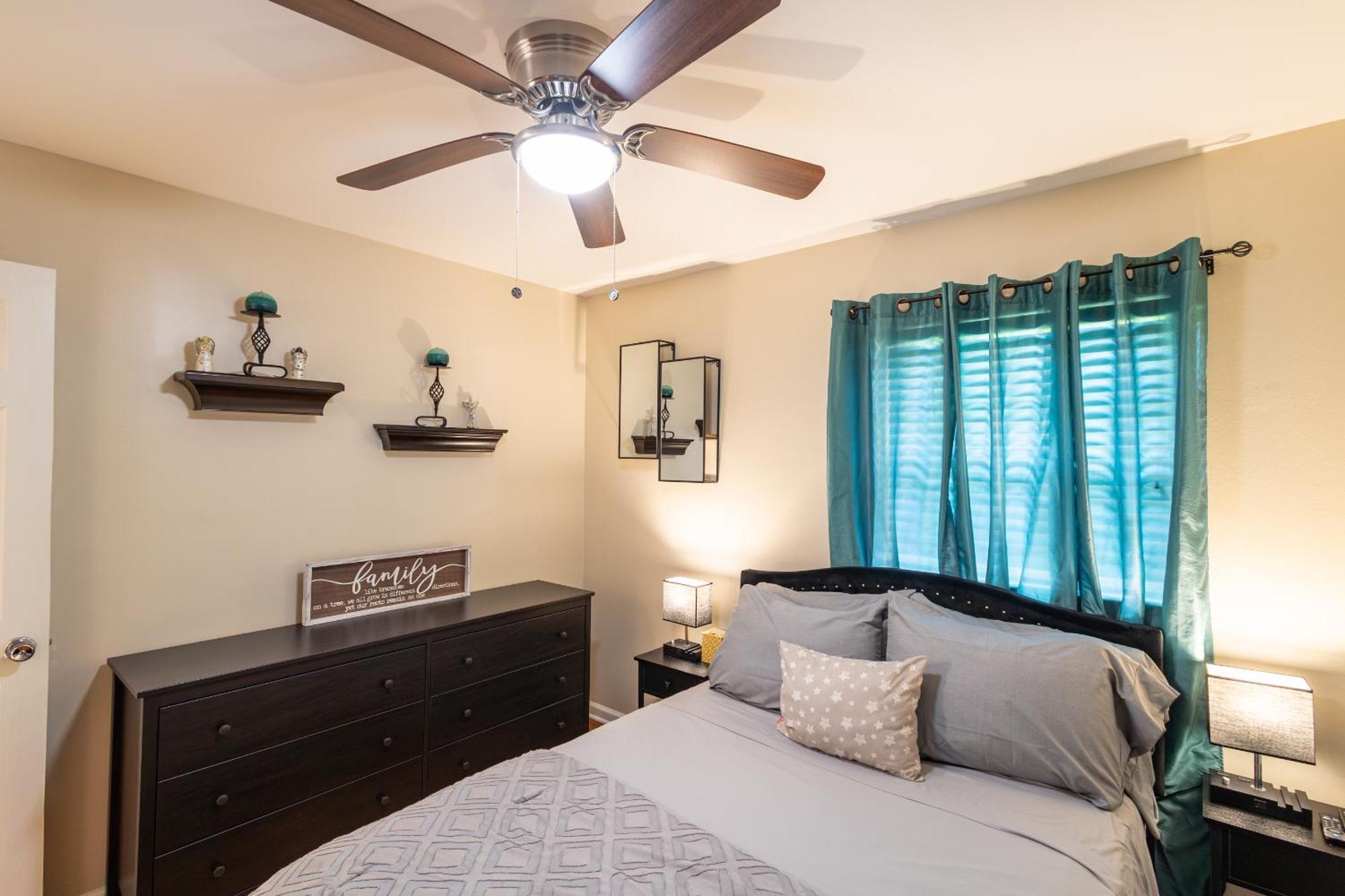 Comfy 3 Bedroom With Parking & Close To Everything