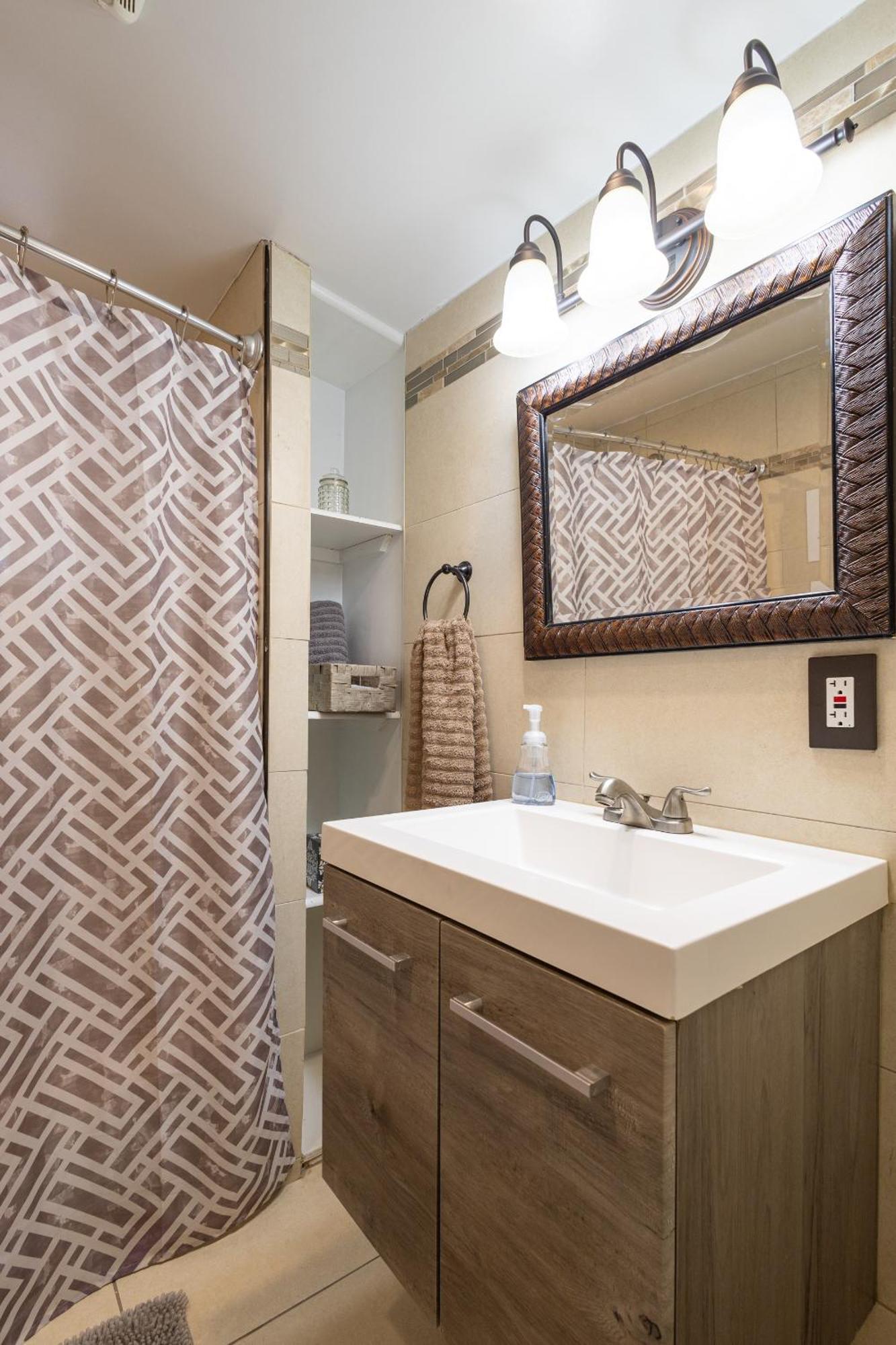Comfy 3 Bedroom With Parking & Close To Everything *