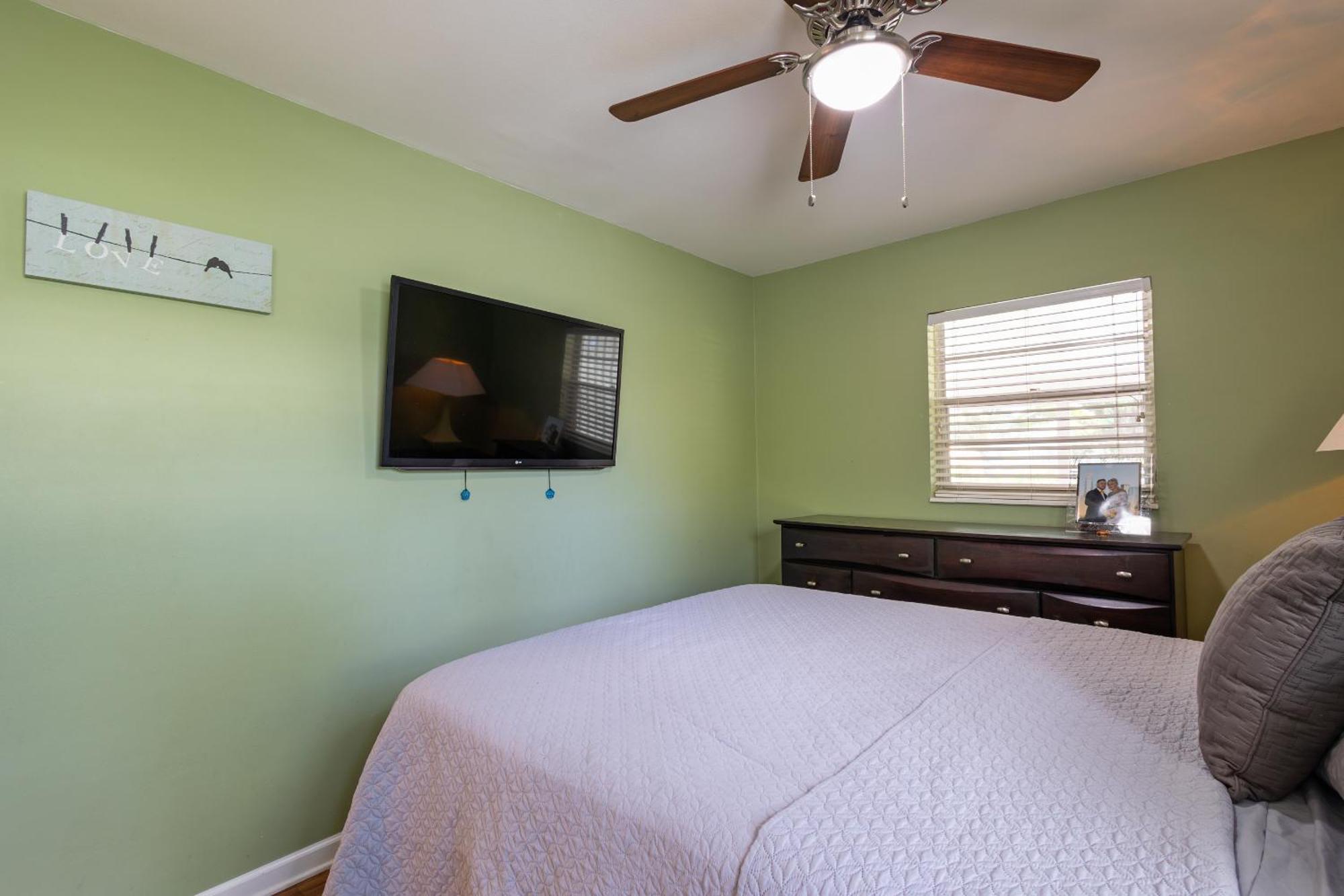 Comfy 3 Bedroom With Parking & Close To Everything Naples