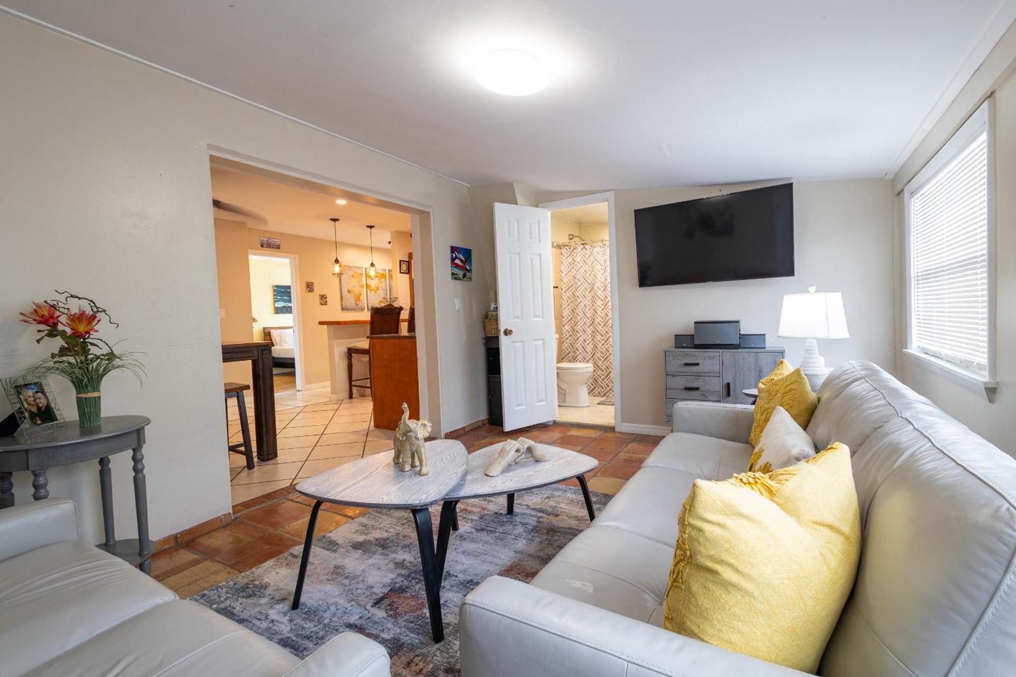 Comfy 3 Bedroom With Parking & Close To Everything