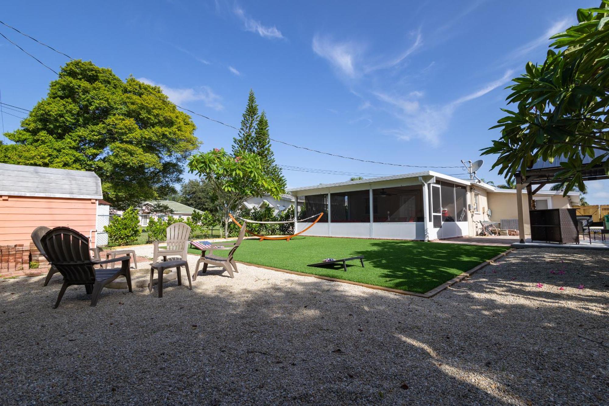 Comfy 3 Bedroom With Parking & Close To Everything