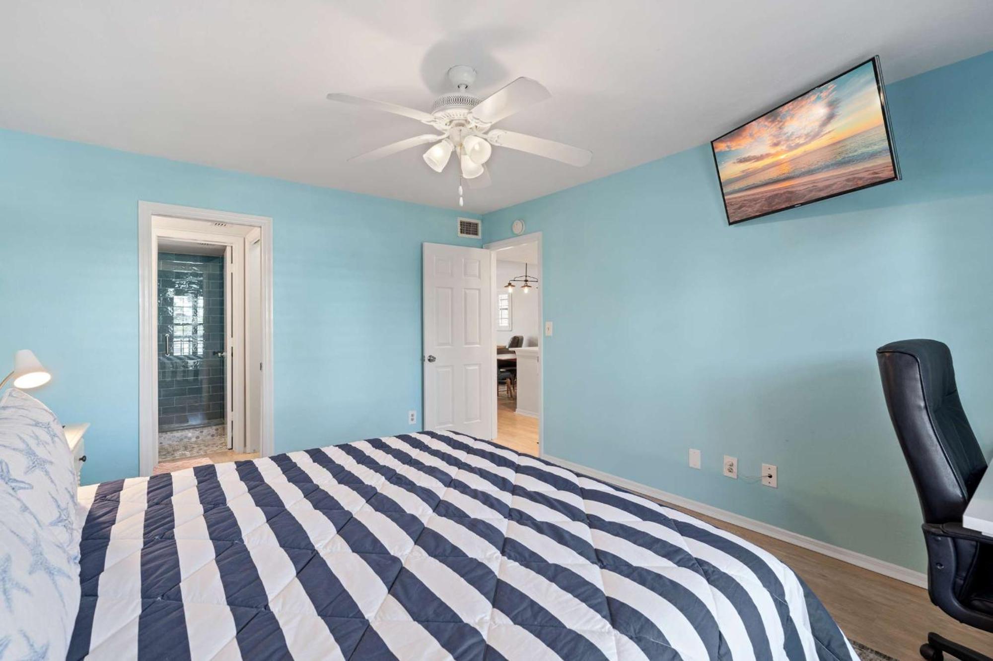 Corner Unit With And Fountain Views
