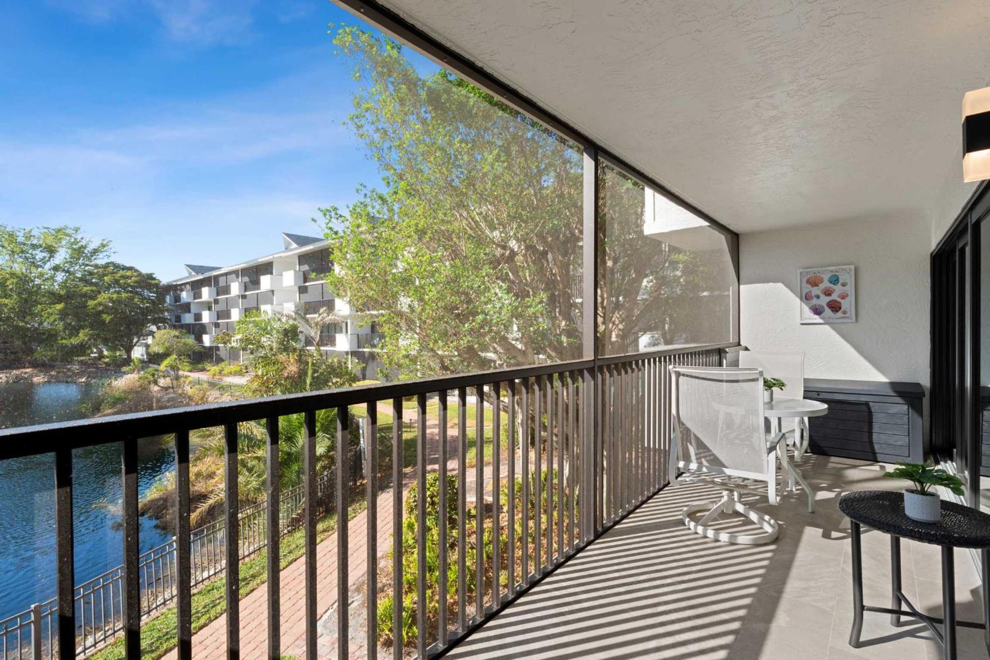 Corner Unit With And Fountain Views Holiday home Naples