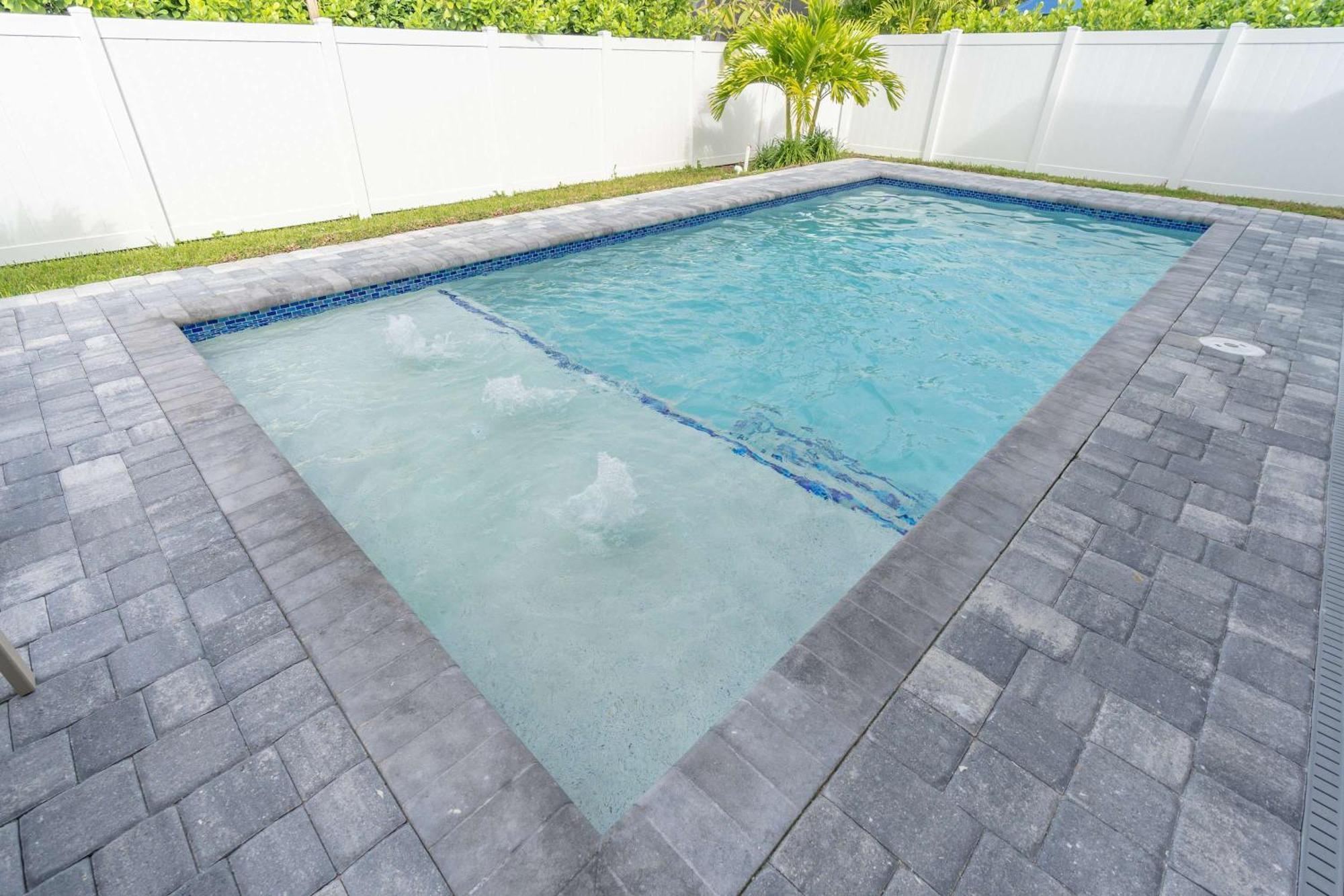 Sparkling New Vanderbilt Luxury Escape * Naples