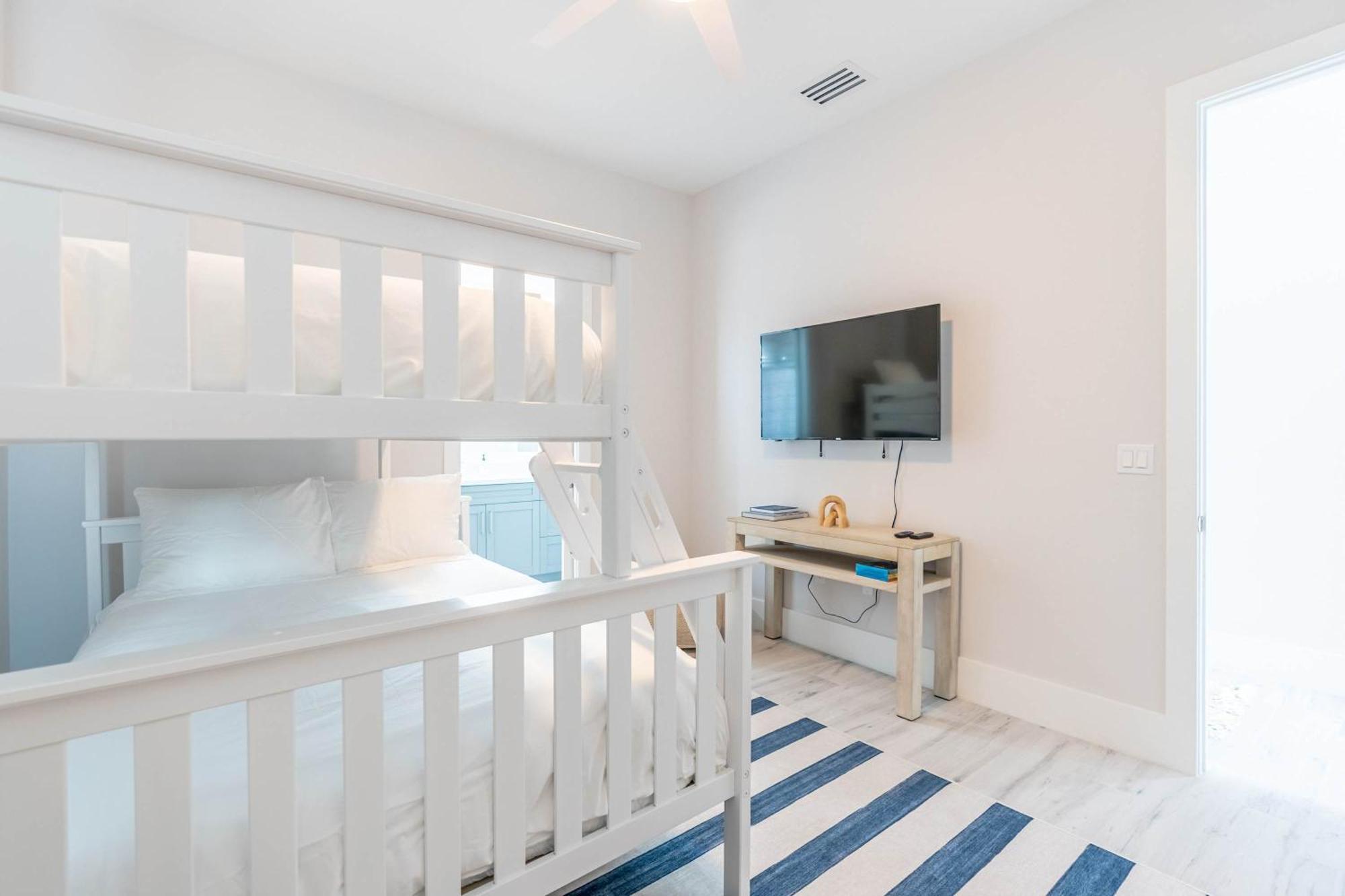 Holiday home Sparkling New Vanderbilt Luxury Escape