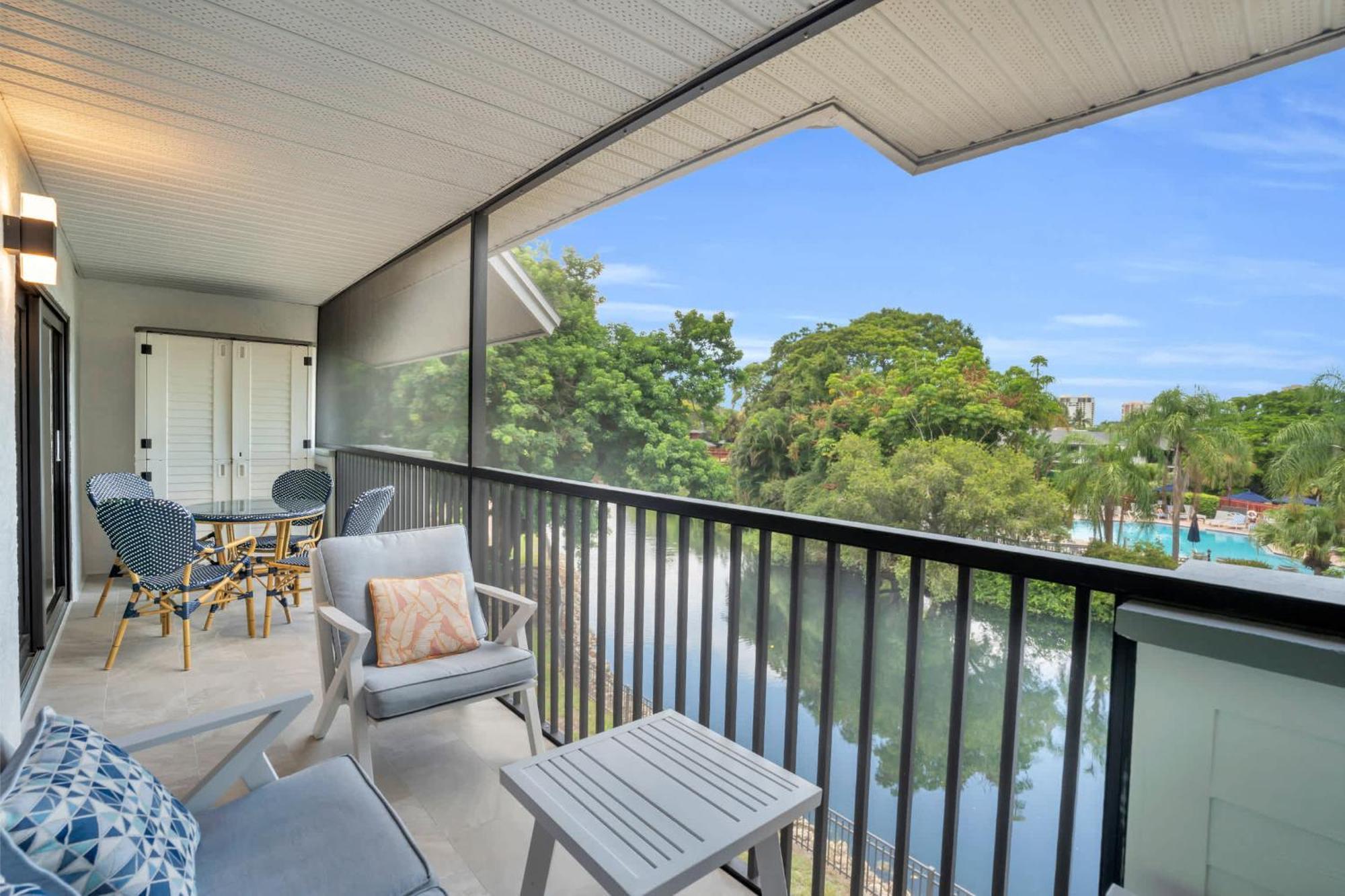 Pool And Views Park Shore Holiday home