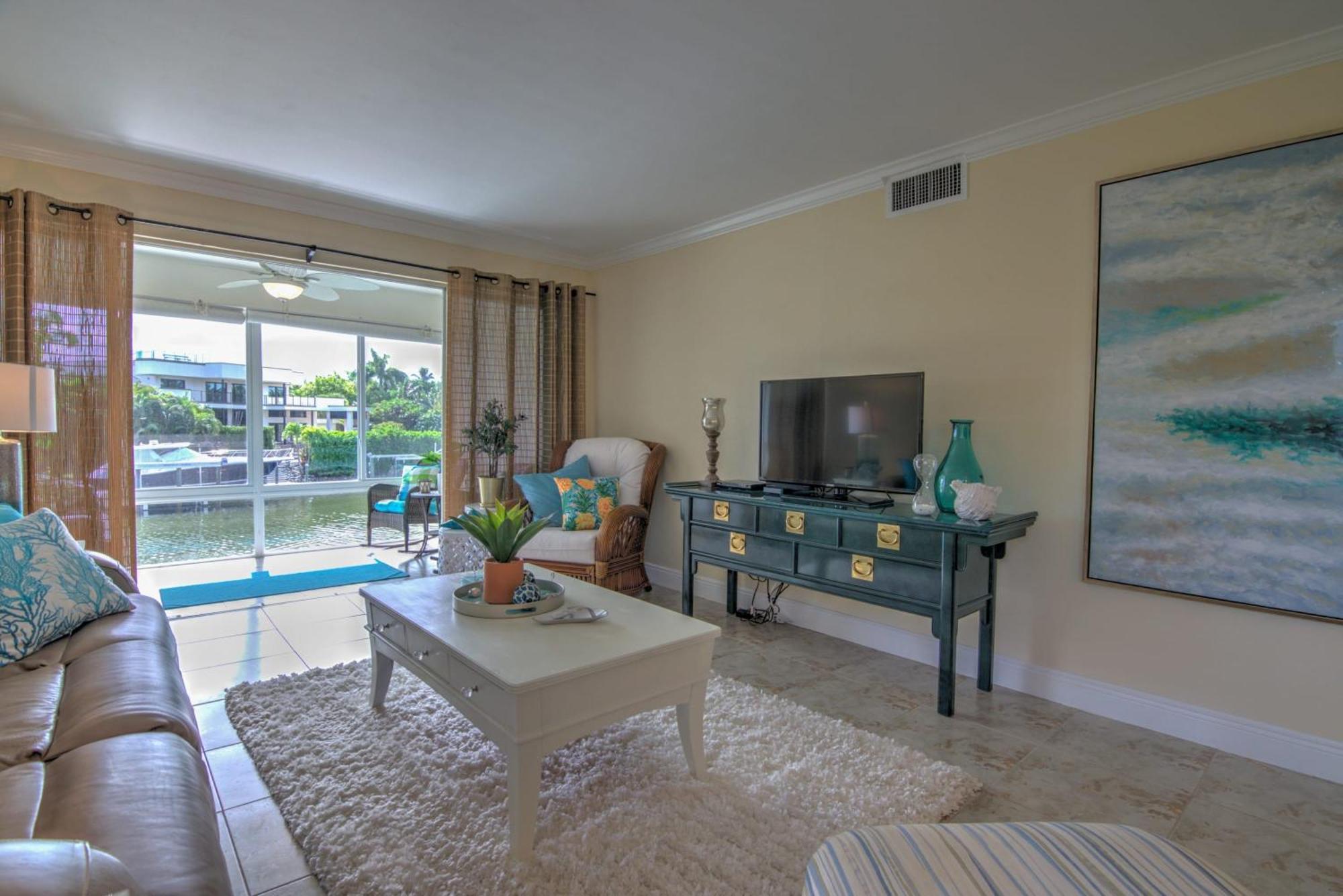 Walk To Lowdermilk From Amazing & Cute With Back Bay Views Holiday home