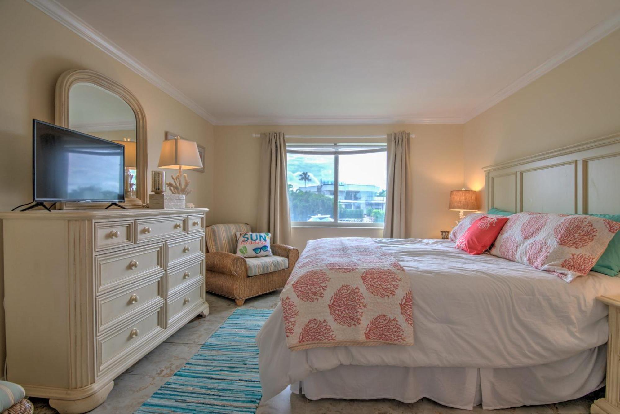 Holiday home Walk To Lowdermilk From Amazing & Cute With Back Bay Views