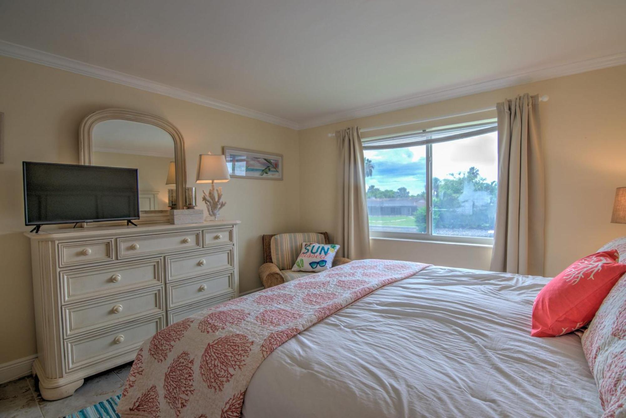 Walk To Lowdermilk From Amazing & Cute With Back Bay Views