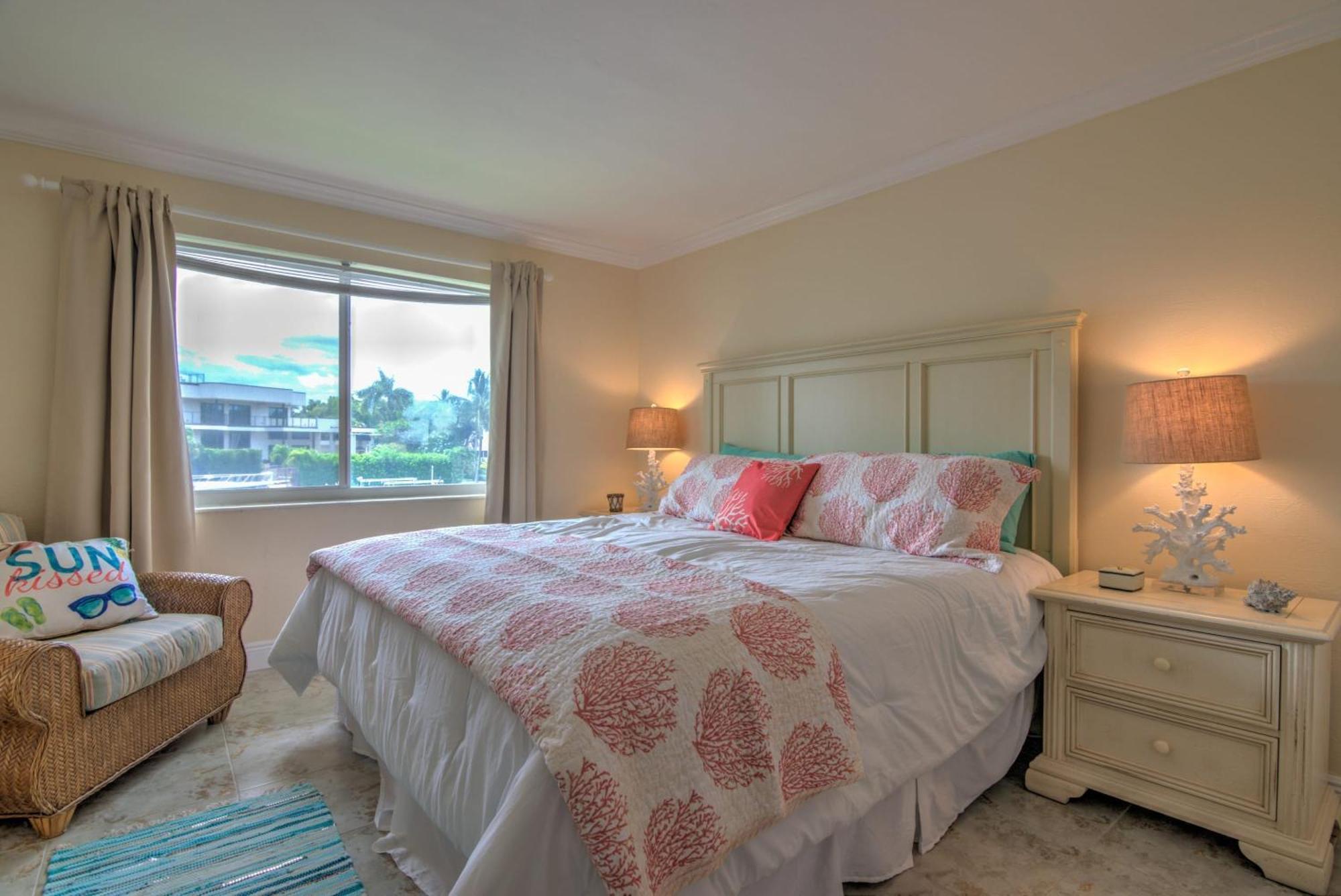 Holiday home Walk To Lowdermilk From Amazing & Cute With Back Bay Views Naples