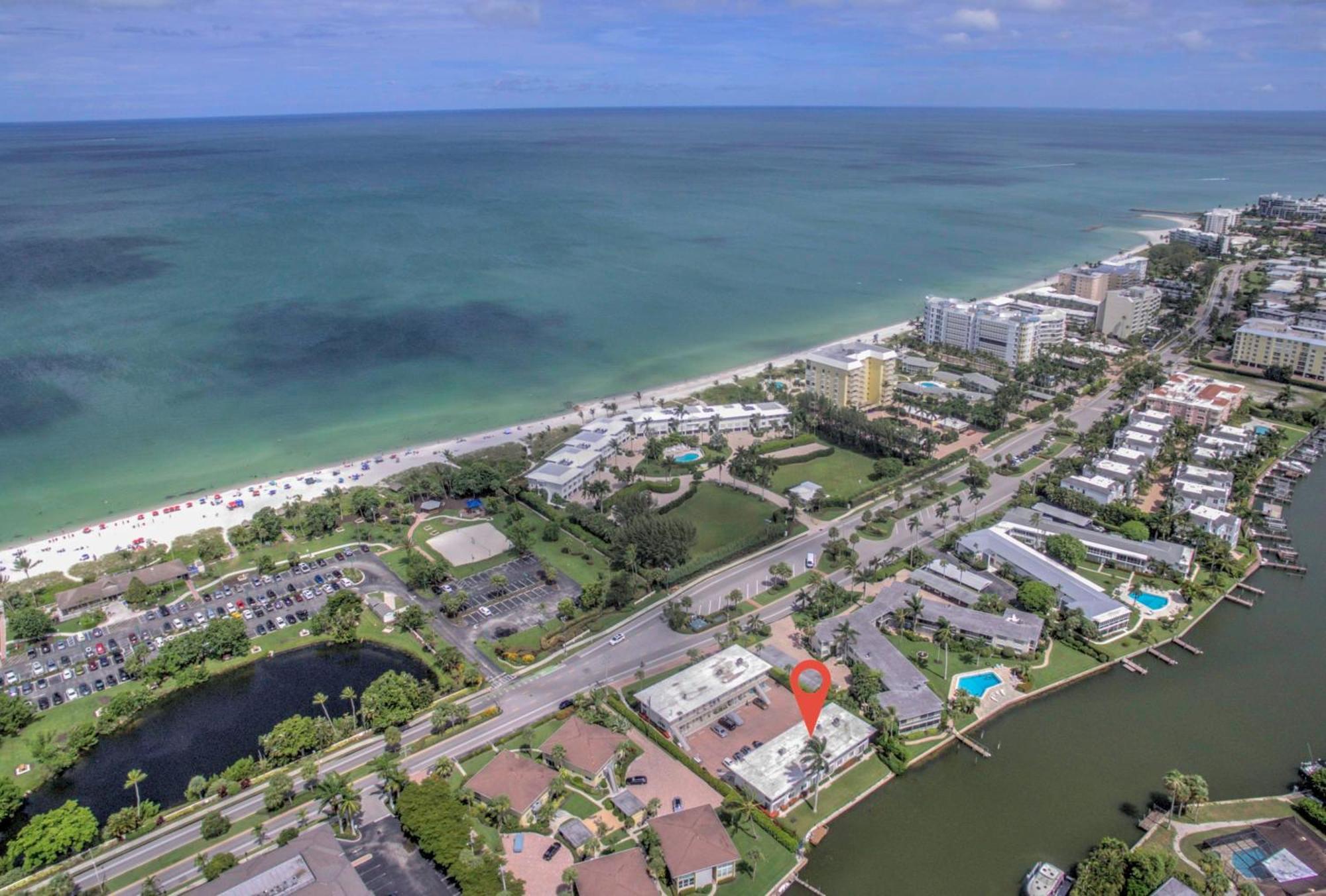 Holiday home Walk To Lowdermilk From Amazing & Cute With Back Bay Views *