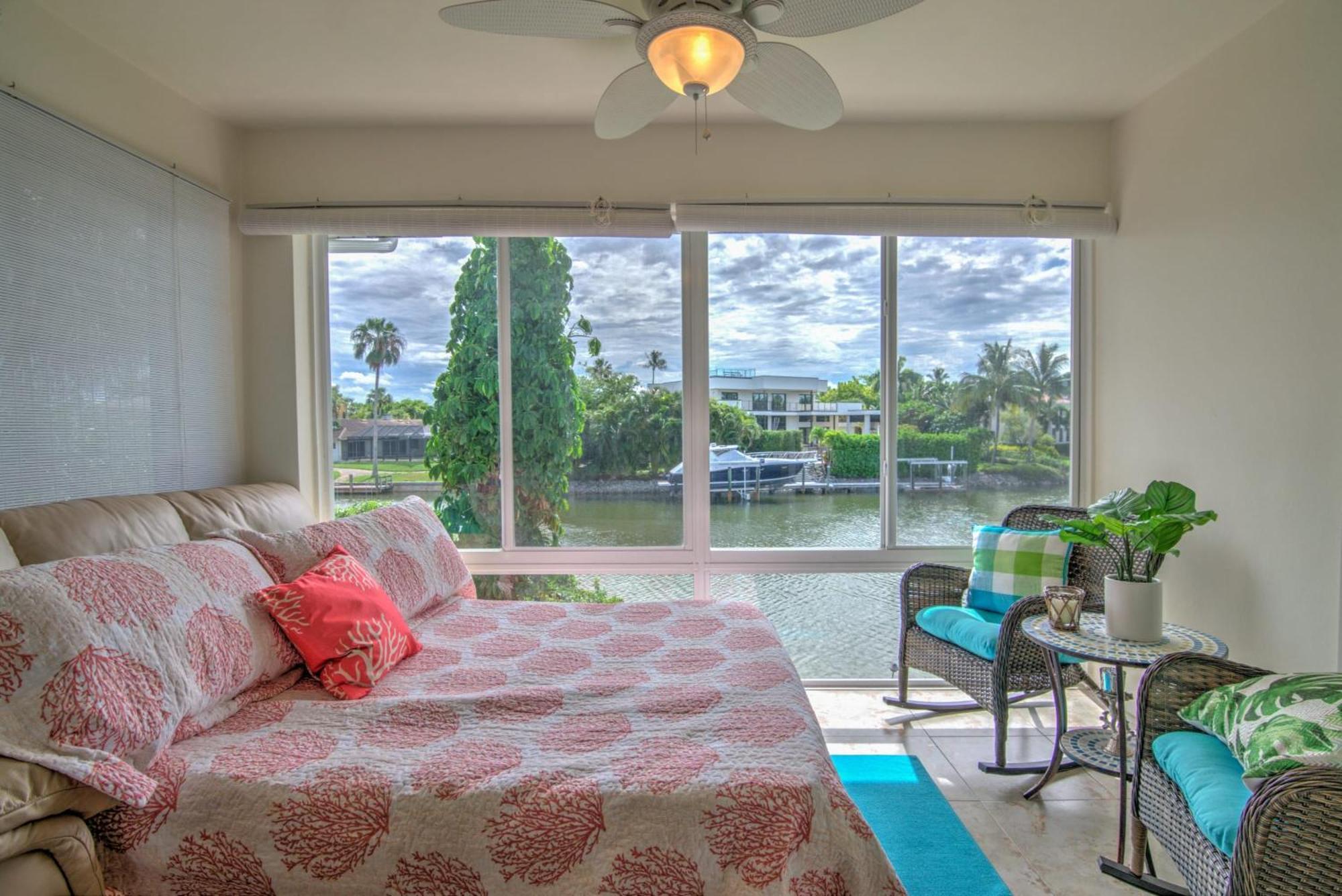 Holiday home Walk To Lowdermilk From Amazing & Cute With Back Bay Views *