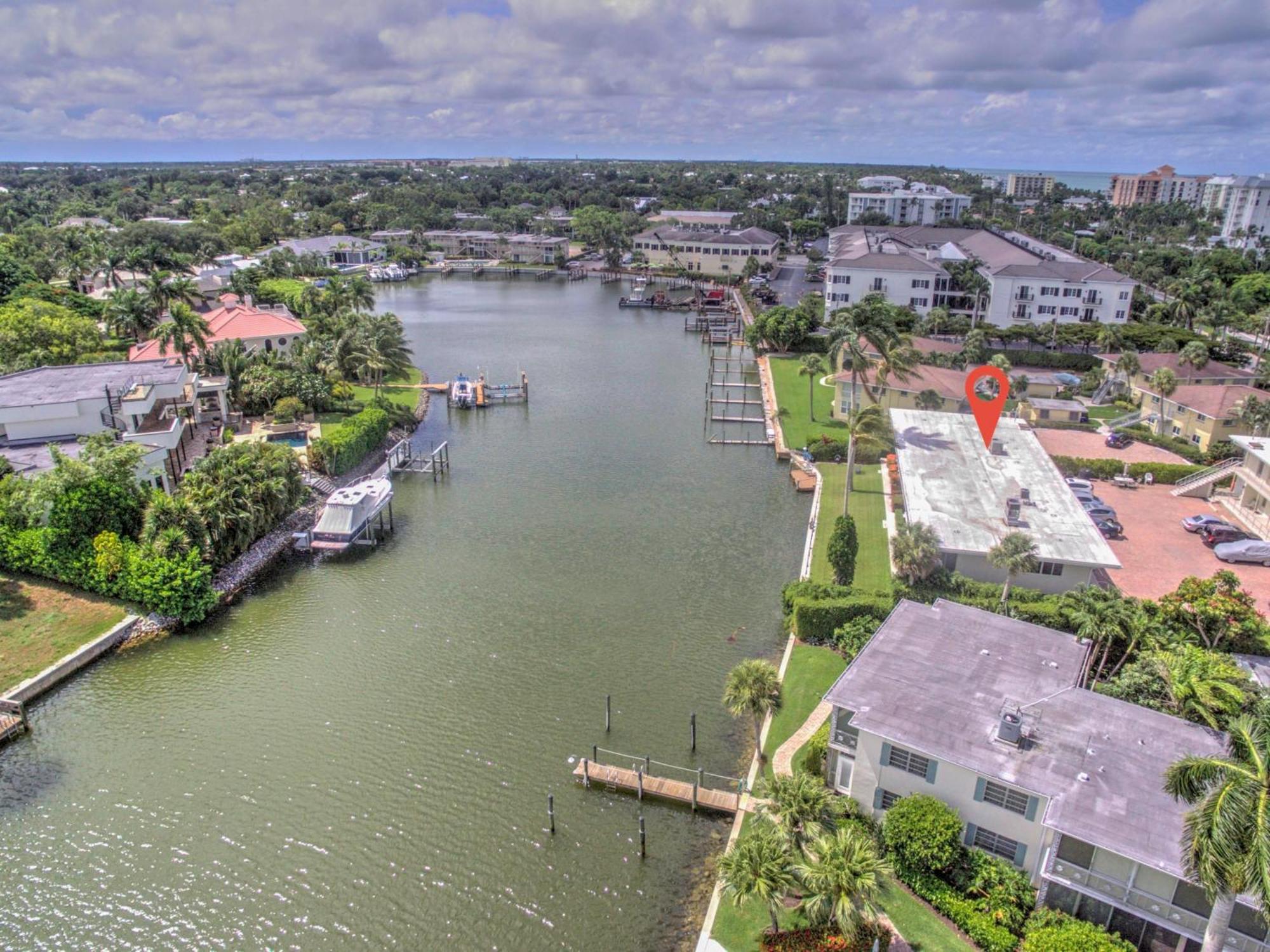 Holiday home Walk To Lowdermilk From Amazing & Cute With Back Bay Views *