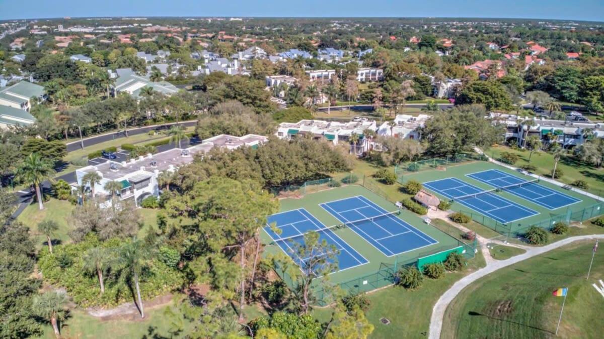Chic Getaway - Tennis Pool Comfort * Naples