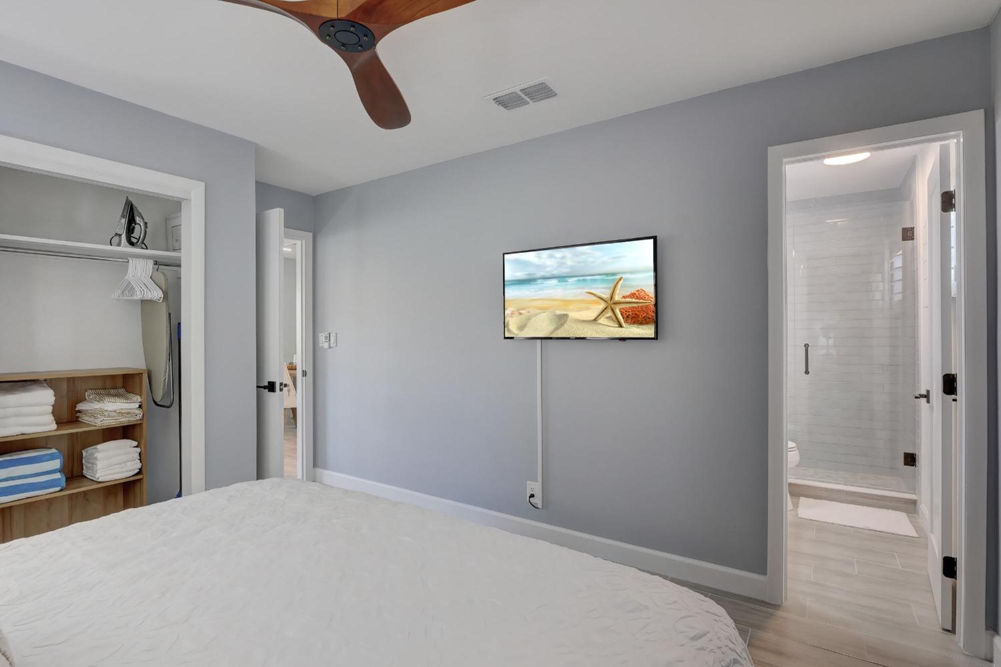 Walk To The And Downtown From Our Totally Upgraded Naples