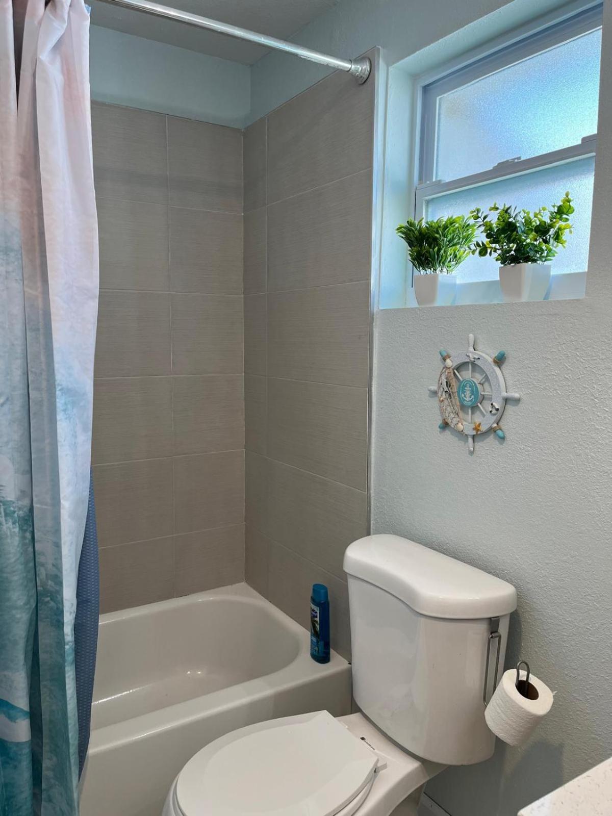 Coastal Home,walk,bike To Beach,large Fenced Yard, Large Driveway Apartment