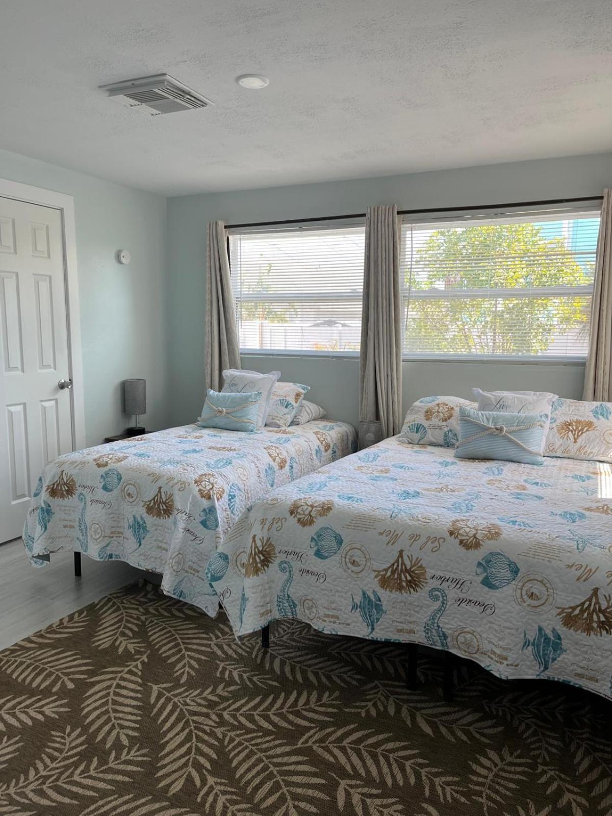 Coastal Home,walk,bike To Beach,large Fenced Yard, Large Driveway Naples