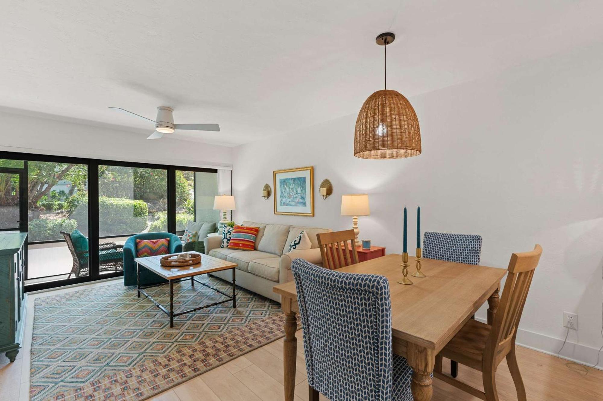 Exquisite Luxury First Floor - Easy Walk To Amenities *