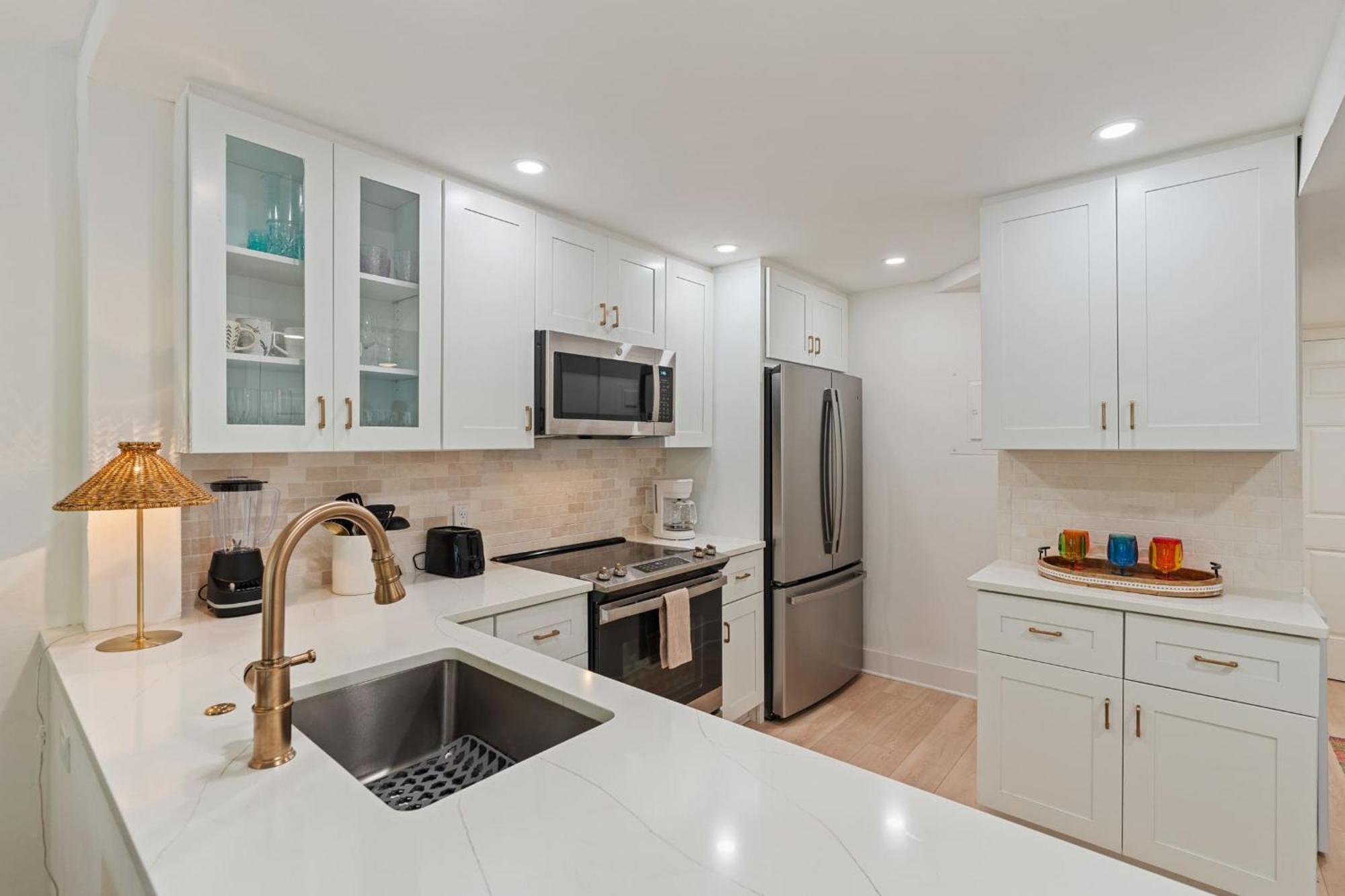 Exquisite Luxury First Floor - Easy Walk To Amenities *