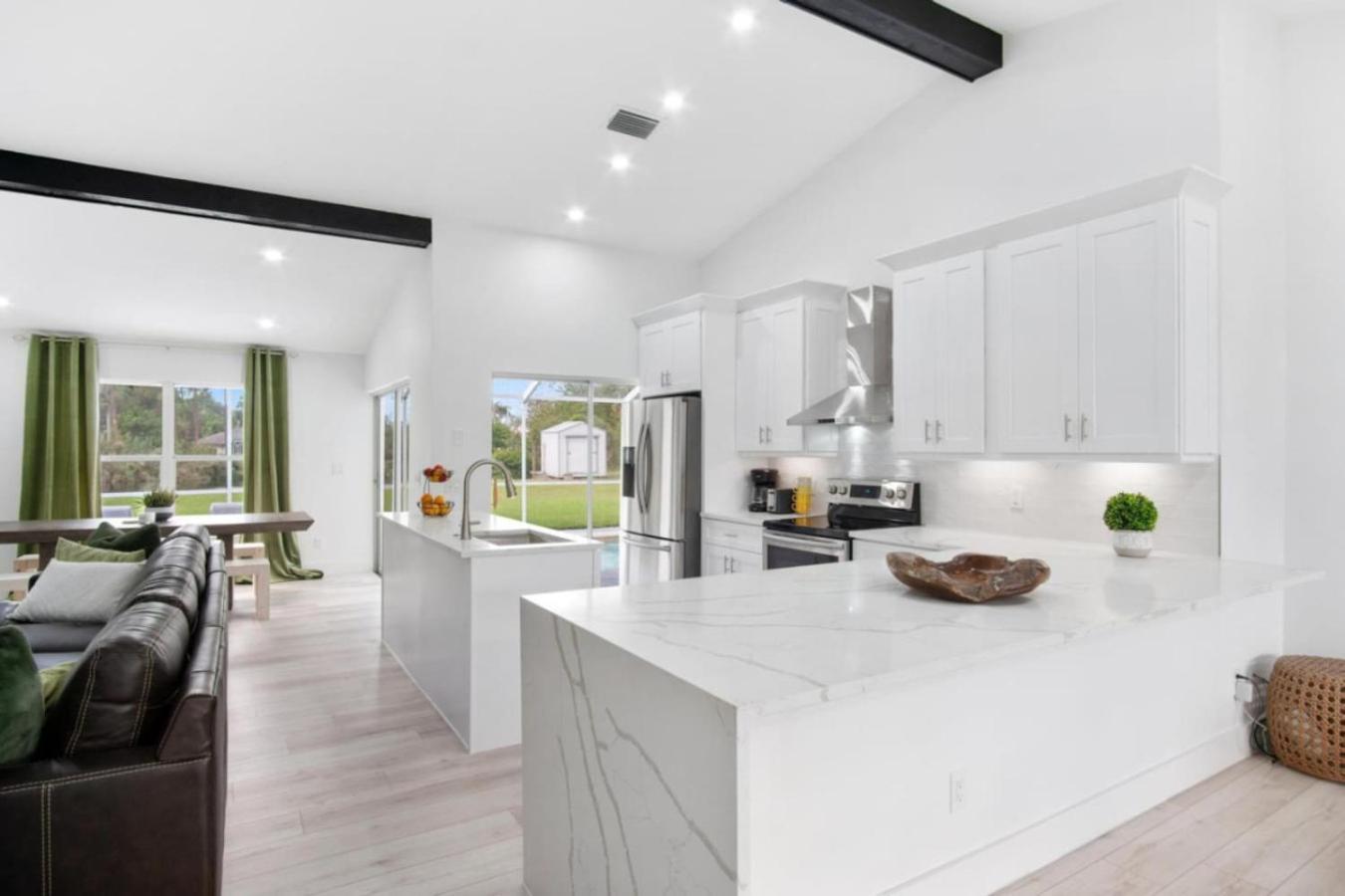 Modern Comfort In Naples, Close To Everything Holiday home