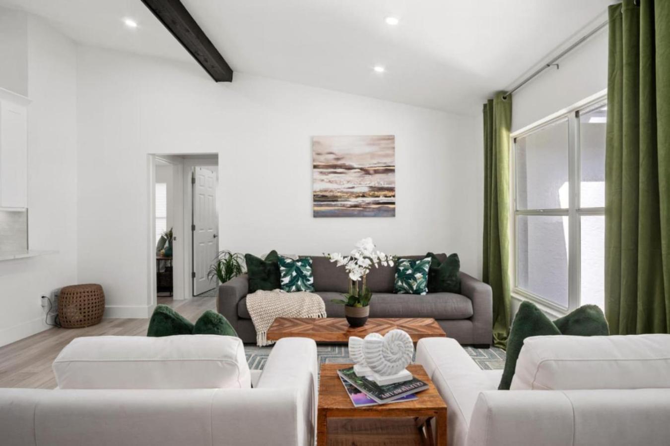 Modern Comfort In Naples, Close To Everything Holiday home