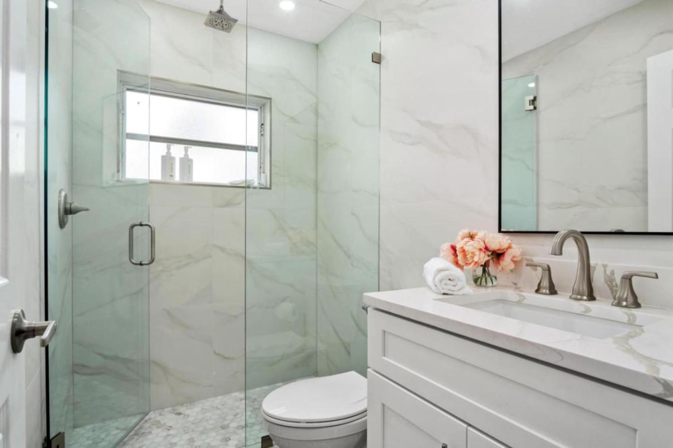 Modern Comfort In Naples, Close To Everything Holiday home *