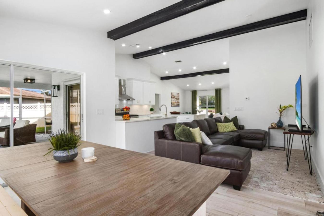 Modern Comfort In Naples, Close To Everything Holiday home