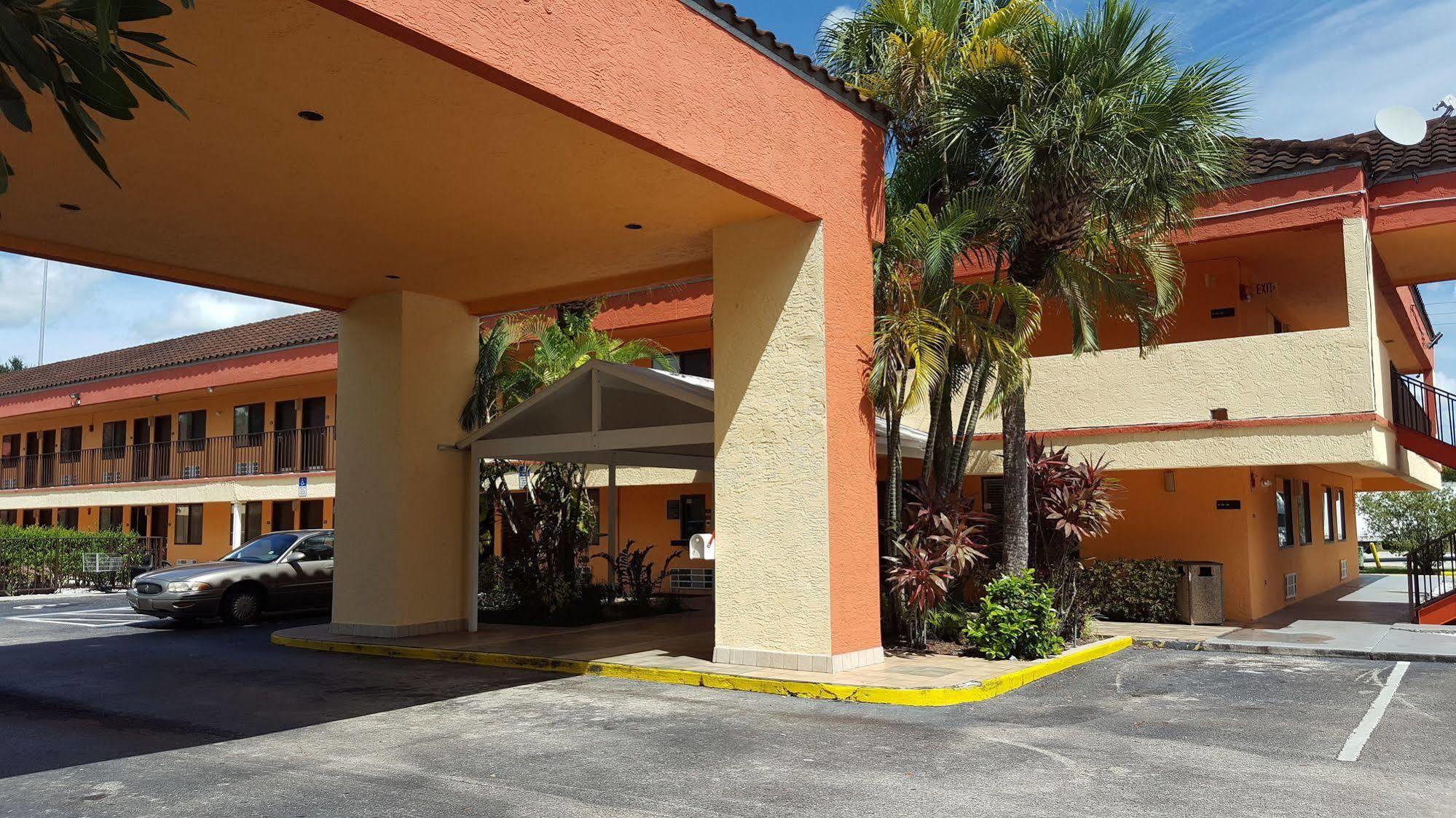 Super 8 By Wyndham Hotel Naples