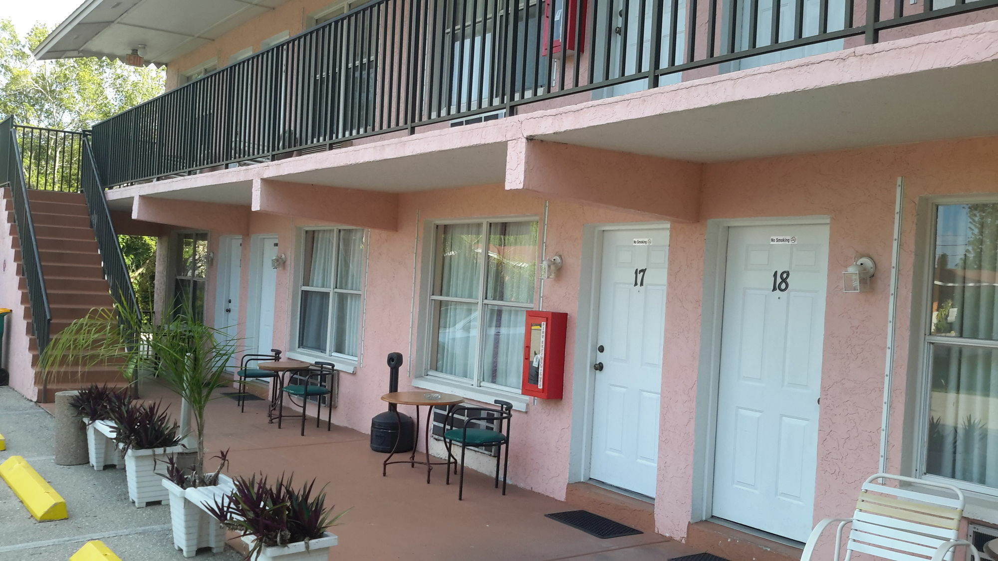 Contys Hotel 2*