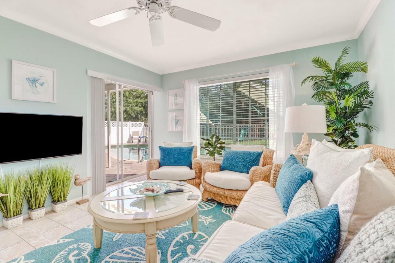 Villa Comfortably Chic Pool Retreat