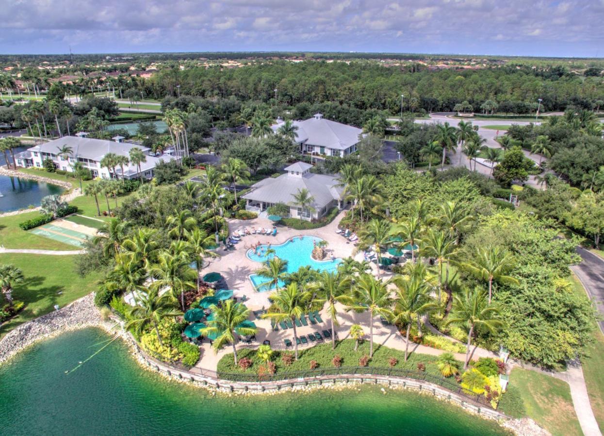 **gorgeous First Floor In Greenlinks Of Lely -relax By The Pool, Golf At 2 Courses Or Enjoy Happy Hour Next Door!** Naples
